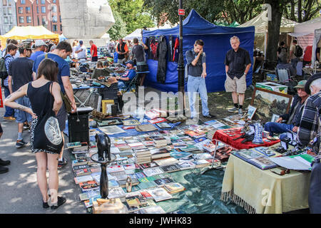 Gdansk, Polonia. 13 Agosto, 2017. Le persone in cerca di merci in un mercato delle pulci durante il 757th edizione di San Domenico la fiera sono visti in Gdansk, Polonia il 13 agosto 2017 Più di mille 1000 commercianti, artisti e collezionisti di partecipare alla fiera che occupano con i loro stand diverse strade del centro di nel centro storico della città. San Domenico's Fair è il più grande aperto di scambi ed eventi culturali in Polonia e uno dei più grandi eventi del genere in Europa. Essa ha goduto di oltre sette cento cinquanta anni di tradizione; è stata istituita dal Papa Alessandro IV nel 1260. Foto Stock