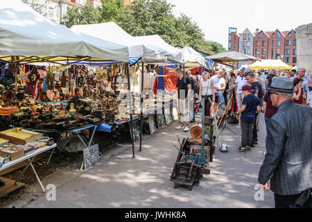 Gdansk, Polonia. 13 Agosto, 2017. Le persone in cerca di merci in un mercato delle pulci durante il 757th edizione di San Domenico la fiera sono visti in Gdansk, Polonia il 13 agosto 2017 Più di mille 1000 commercianti, artisti e collezionisti di partecipare alla fiera che occupano con i loro stand diverse strade del centro di nel centro storico della città. San Domenico's Fair è il più grande aperto di scambi ed eventi culturali in Polonia e uno dei più grandi eventi del genere in Europa. Essa ha goduto di oltre sette cento cinquanta anni di tradizione; è stata istituita dal Papa Alessandro IV nel 1260. Foto Stock