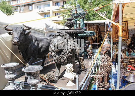 Gdansk, Polonia. 13 Agosto, 2017. Le persone in cerca di merci in un mercato delle pulci durante il 757th edizione di San Domenico la fiera sono visti in Gdansk, Polonia il 13 agosto 2017 Più di mille 1000 commercianti, artisti e collezionisti di partecipare alla fiera che occupano con i loro stand diverse strade del centro di nel centro storico della città. San Domenico's Fair è il più grande aperto di scambi ed eventi culturali in Polonia e uno dei più grandi eventi del genere in Europa. Essa ha goduto di oltre sette cento cinquanta anni di tradizione; è stata istituita dal Papa Alessandro IV nel 1260. Foto Stock