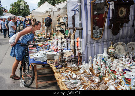 Gdansk, Polonia. 13 Agosto, 2017. Le persone in cerca di merci in un mercato delle pulci durante il 757th edizione di San Domenico la fiera sono visti in Gdansk, Polonia il 13 agosto 2017 Più di mille 1000 commercianti, artisti e collezionisti di partecipare alla fiera che occupano con i loro stand diverse strade del centro di nel centro storico della città. San Domenico's Fair è il più grande aperto di scambi ed eventi culturali in Polonia e uno dei più grandi eventi del genere in Europa. Essa ha goduto di oltre sette cento cinquanta anni di tradizione; è stata istituita dal Papa Alessandro IV nel 1260. Foto Stock