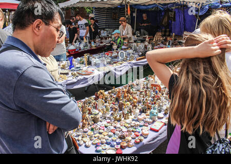 Gdansk, Polonia. 13 Agosto, 2017. Le persone in cerca di merci in un mercato delle pulci durante il 757th edizione di San Domenico la fiera sono visti in Gdansk, Polonia il 13 agosto 2017 Più di mille 1000 commercianti, artisti e collezionisti di partecipare alla fiera che occupano con i loro stand diverse strade del centro di nel centro storico della città. San Domenico's Fair è il più grande aperto di scambi ed eventi culturali in Polonia e uno dei più grandi eventi del genere in Europa. Essa ha goduto di oltre sette cento cinquanta anni di tradizione; è stata istituita dal Papa Alessandro IV nel 1260. Foto Stock