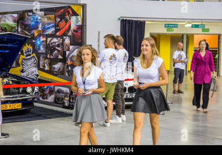 Bielsko-Biala, Polonia. 12 Ago, 2017. International Automotive fiere - Motorshow Bielsko-Biala. Le ragazze a piedi attraverso la hall con opuscoli nelle mani. Credito: Lukasz Obermann/Alamy Live News Foto Stock