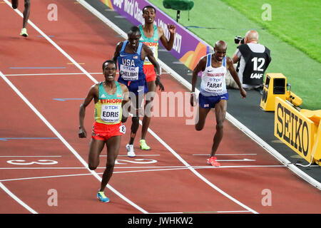 Londra, Regno Unito. 12 Ago, 2017. Edris Muktar, Etiopia, vince davanti a Mo Farah, Gran Bretagna, e Paolo Kipkemoi Chelimo, USA, negli uomini 5000m finale del giorno nove della IAAF London 2017 Campionati del mondo presso il London Stadium. Credito: Paolo Davey/Alamy Live News Foto Stock