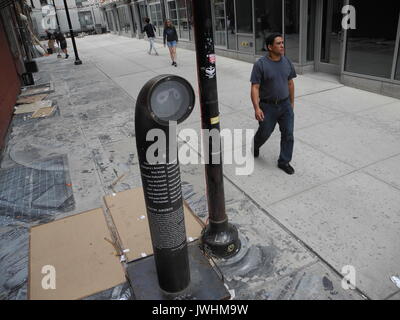 New York, Stati Uniti d'America. 12 Ago, 2017. La cosiddetta poesia jukebox in New York, Stati Uniti, 12 agosto 2017. Il jukebox offre registrazioni di venti artisti la lettura di poesie che può essere selezionato premendo un pulsante. Foto: Johannes Schmitt-Tegge/dpa/Alamy Live News Foto Stock