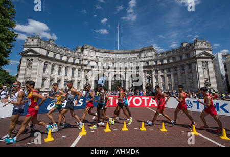 Londra, Regno Unito. 13 Ago, 2017. Atleti impegnati in 20 chilometro marathon presso la IAAF London 2017 mondiali di atletica run passato Buckinham Palace a Londra, Regno Unito, 13 agosto 2017. Foto: Bernd Thissen/dpa/Alamy Live News Foto Stock