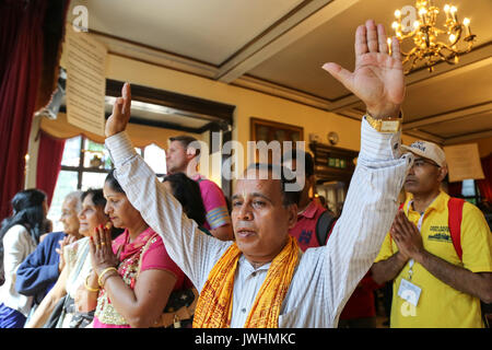Watford, Regno Unito. 13 Agosto, 2017. I devoti a Bhaktivedanta Manor, gli Hare Krishna Temple a Watford per il festival di Janmashtami. Si tratta di una celebrazione della nascita di Krishna, con decine di migliaia di persone che frequentano oltre due giorni, ed è il più grande di tali eventi al di fuori dell India. Bhaktivedanta Manor è stata donata al Hare Krishna circolazione nei primi anni settanta da ex Beatle George Harrison. Credito: Dinendra Haria/Alamy Live News Foto Stock