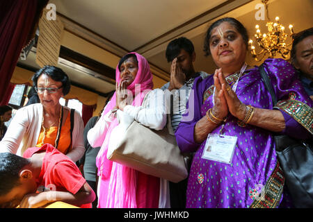 Watford, Regno Unito. 13 Agosto, 2017. I devoti a Bhaktivedanta Manor, gli Hare Krishna Temple a Watford per il festival di Janmashtami. Si tratta di una celebrazione della nascita di Krishna, con decine di migliaia di persone che frequentano oltre due giorni, ed è il più grande di tali eventi al di fuori dell India. Bhaktivedanta Manor è stata donata al Hare Krishna circolazione nei primi anni settanta da ex Beatle George Harrison. Credito: Dinendra Haria/Alamy Live News Foto Stock