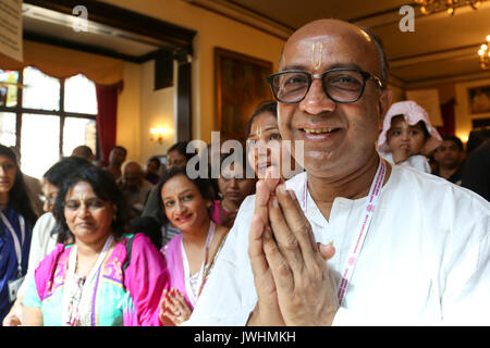 Watford, Regno Unito. 13 Agosto, 2017. I devoti a Bhaktivedanta Manor, gli Hare Krishna Temple a Watford per il festival di Janmashtami. Si tratta di una celebrazione della nascita di Krishna, con decine di migliaia di persone che frequentano oltre due giorni, ed è il più grande di tali eventi al di fuori dell India. Bhaktivedanta Manor è stata donata al Hare Krishna circolazione nei primi anni settanta da ex Beatle George Harrison. Credito: Dinendra Haria/Alamy Live News Foto Stock