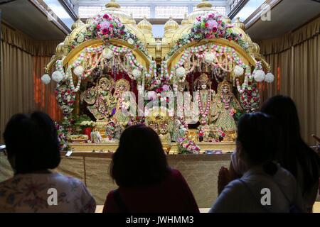 Watford, Regno Unito. 13 Agosto, 2017. I devoti a Bhaktivedanta Manor, gli Hare Krishna Temple a Watford per il festival di Janmashtami. Si tratta di una celebrazione della nascita di Krishna, con decine di migliaia di persone che frequentano oltre due giorni, ed è il più grande di tali eventi al di fuori dell India. Bhaktivedanta Manor è stata donata al Hare Krishna circolazione nei primi anni settanta da ex Beatle George Harrison. Credito: Dinendra Haria/Alamy Live News Foto Stock