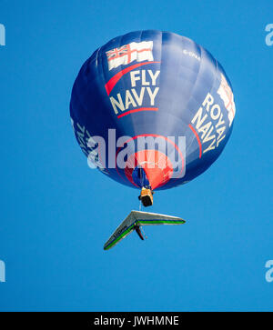 Bristol, Regno Unito. 13 Agosto, 2017. Uno dei 130 plus palloncini lanciato all'alba da Ashton Court park a Bristol nel giorno finale della 39th Bristol International Balloon Fiesta Credito: Steve Taylor ARPS/Alamy Live News Foto Stock