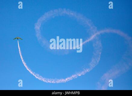 Bristol, Regno Unito. 13 Agosto, 2017. Deltaplano rilasciato da uno dei 130 plus palloncini lanciato all'alba da Ashton Court park a Bristol nel giorno finale della 39th Bristol International Balloon Fiesta Credito: Steve Taylor ARPS/Alamy Live News Foto Stock