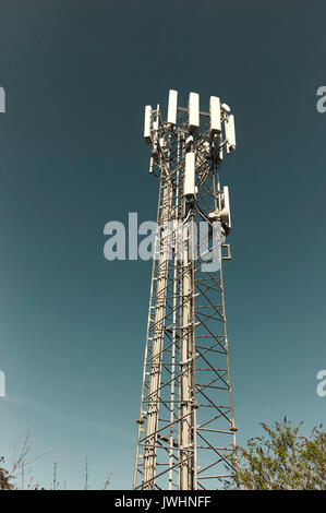 Telefono cellulare il montante contro il cielo blu Foto Stock