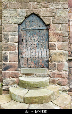 Antica porta a torre in chiesa di Acton, Cheshire Foto Stock