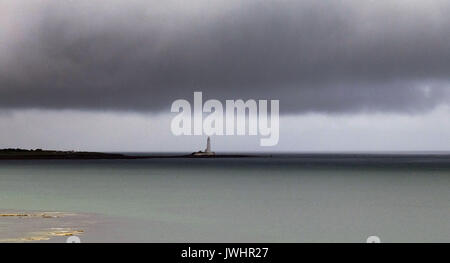 Pioggia nuvole sopra St Mary's Light house a Whitley Bay, Northumberland. Foto Stock