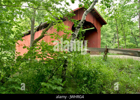 Macello ponte coperto in Northfield, VT. Nella contea di Washington, Central Vermont. 55 piedi Queenpost ponte di travatura reticolare costruito nel 1872, attraversa il cane Foto Stock