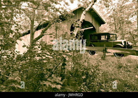 Macello ponte coperto in Northfield, VT. Nella contea di Washington, Central Vermont. 55 piedi Queenpost ponte di travatura reticolare costruito nel 1872, attraversa il cane Foto Stock