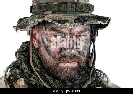 Le forze speciali degli Stati Uniti in Camouflage uniformi studio shot. Indossando jungle hat, sciarpa Shemagh, faccia dipinta. Studio shot isolato Foto Stock