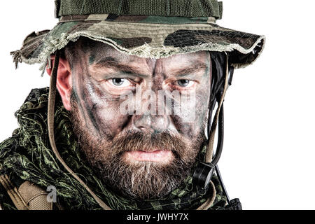 Le forze speciali degli Stati Uniti in Camouflage uniformi studio shot. Indossando jungle hat, sciarpa Shemagh, faccia dipinta. Studio shot isolato Foto Stock