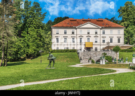 Il castello di Tivoli è situato nel Parco di Tivoli, Lubiana, Slovenia, Europa Foto Stock