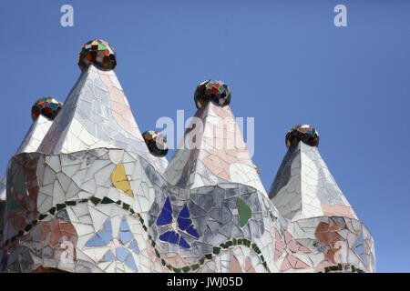 Camini sul tetto di Gaudi Casa Batllo BARCELLONA SPAGNA Foto Stock