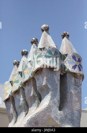 Camini sul tetto di Gaudi Casa Batllo BARCELLONA SPAGNA Foto Stock
