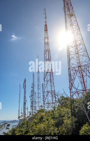 Torri di telecomunicazione con antenne TV a Morro da Cruz - Florianopolis, Santa Catarina, Brasile Foto Stock