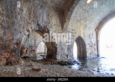 Edifici del vecchio cantiere navale, che è la parte della fortezza di Alanya, Antalya, Turchia. Foto Stock