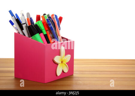 Penne a sfera su sfondo di legno Foto Stock