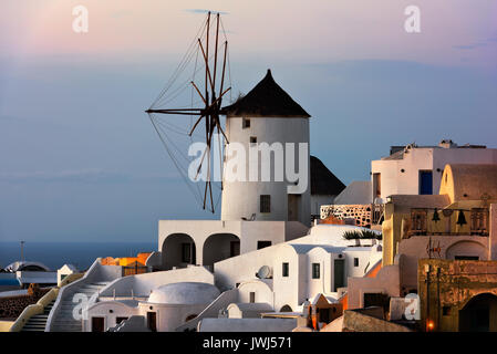 Mulini a vento del villaggio di Oia al tramonto, Santorini, Grecia Foto Stock