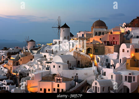 Mulini a vento del villaggio di Oia al tramonto, Santorini, Grecia Foto Stock