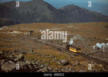 La storica Ferrovia Cog a Mount Washington nel New Hampshire porta i turisti su una 3-ora rjourney al 6,288 piedi cima di Mount Washington e bac Foto Stock