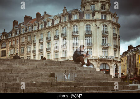 Le fasi di Opéra de Lille è un ottimo posto per riposare mentre ammirate i siti della vecchia Lille. Foto Stock