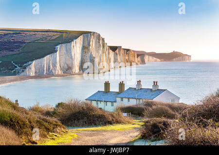 Il Coast Guard Cottages & Sette sorelle Chalk Cliffs appena fuori Eastbourne, Sussex, Inghilterra, Regno Unito. Foto Stock