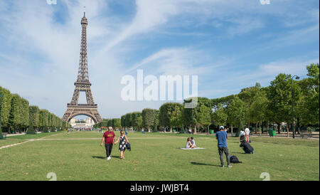 La gente sul prato di Champ de Mars davanti alla Torre Eiffel Foto Stock