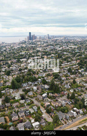 Vista aerea da Leschi verso il centro cittadino di Seattle, WA, Stati Uniti d'America Foto Stock