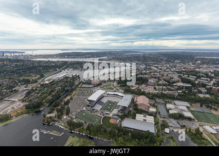 Vista aerea di Husky Stadium con l Università di Washington in background, Seattle, nello Stato di Washington, USA Foto Stock