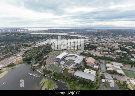 Vista aerea di Husky Stadium con l Università di Washington in background, Seattle, nello Stato di Washington, USA Foto Stock