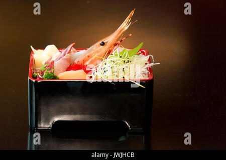 Chirashi, tagliatelle e piatti di pesce in scatola Foto Stock