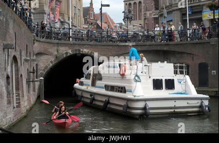 Una barca a motore passa da un canale a Utrecht, nei Paesi Bassi il 5 agosto 2017. © Giovanni voos Foto Stock