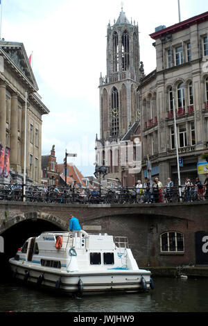 Una barca a motore passa da un canale a Utrecht, nei Paesi Bassi il 5 agosto 2017. © Giovanni voos Foto Stock