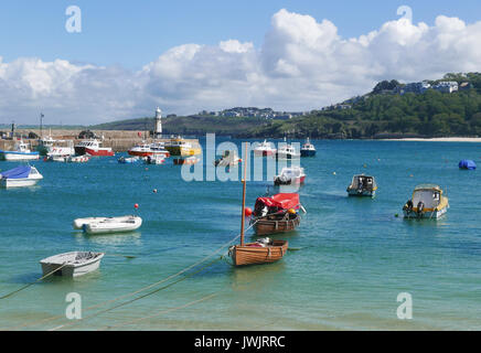 Piccole imbarcazioni ormeggiate nel porto. St Ives, Cornwall, Inghilterra. Foto Stock
