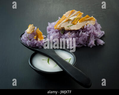 Pisello blu riso tailandese con crema di latte di cocco Thai dessert cibo asiatico styling Foto Stock