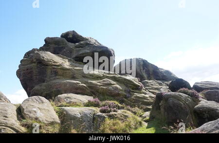 Rocce nella parte superiore del bordo Froggatt, Parco Nazionale di Peak District, Inghilterra Foto Stock