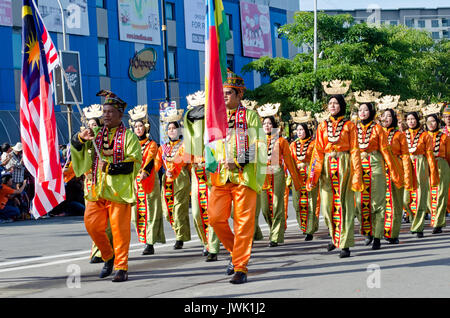 Kota Kinabalu, Malesia - 31 agosto 2016: malese dal Borneo Sabah Bajau gruppo etnico nei loro costumi tradizionali partecipare a 59th Independen Foto Stock