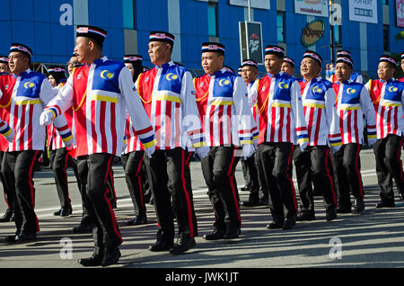 Kota Kinabalu, Malesia - 31 agosto 2016: malese da Sabah Borneo partecipare marching parade durante 59a giorno di indipendenza in Kota Kinabalu Ci Foto Stock