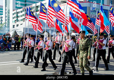 Kota Kinabalu, Malesia - 31 agosto 2016: i partecipanti sventola una bandiera malese durante la Malaysia ha 59a Giorno Di Indipendenza parata tenutasi a Kota Kinabalu Foto Stock