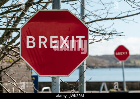 Segno di una giunzione di fermata in Irlanda dicendo "BREXIT'. Foto Stock