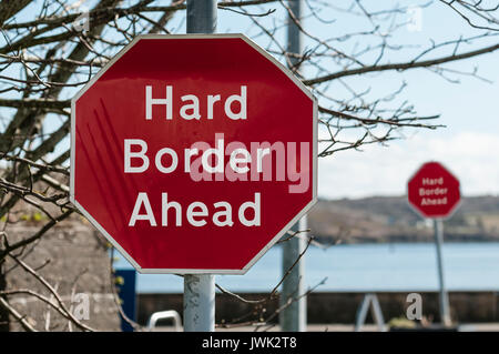 Segno di una giunzione di fermata in Irlanda dicendo "Hard confine AVANTI " Foto Stock