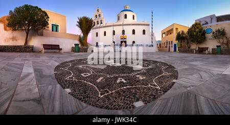 Panorama della Panagia Platsani Chiesa Ortodossa in mattinata, Oia - Santorini, Grecia Foto Stock