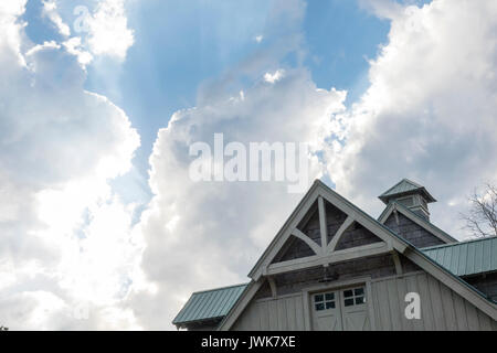Upscale del tetto a capanna con picco di nuvole e cielo Foto Stock